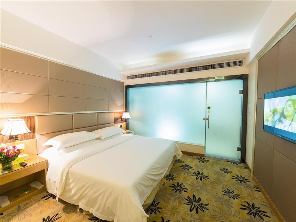 Vienna Hotel Zhanjiang Coast Avenue Экстерьер фото